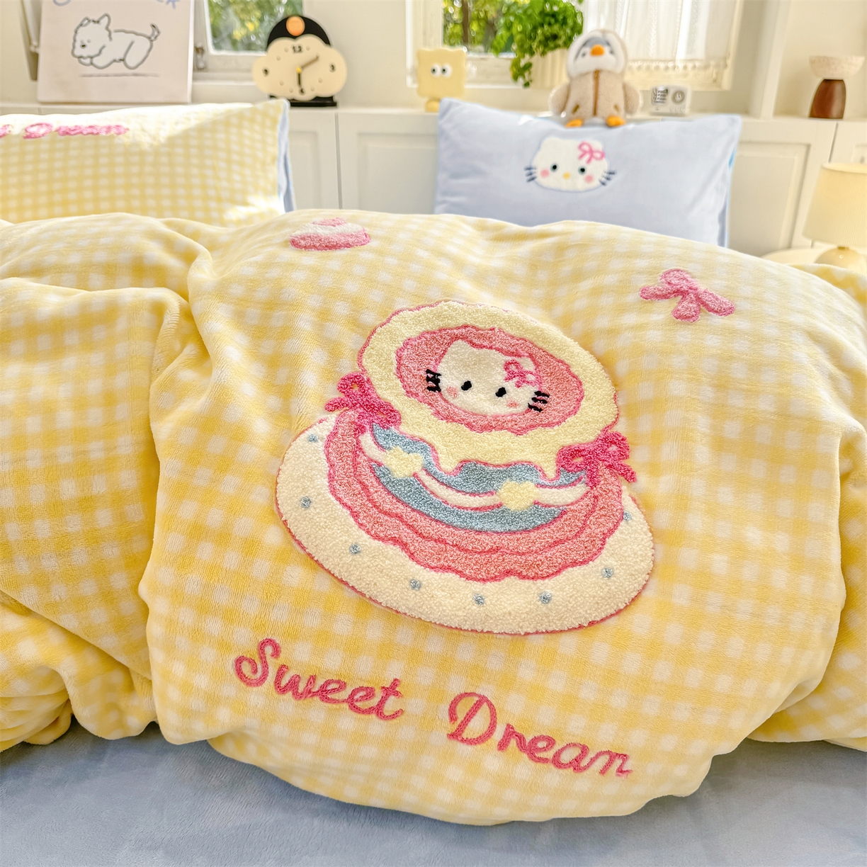 91家纺网 家纺一手货源 找家纺 灰鲸 2025新款牛奶绒毛巾绣苹果狗、蛋糕喵系列四件套 蛋糕喵-黄格+繁星蓝