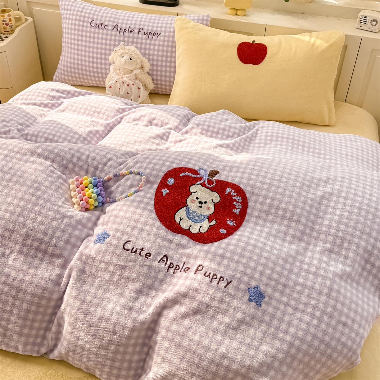 91家纺网 家纺一手货源 找家纺 灰鲸 2025新款牛奶绒毛巾绣苹果狗、蛋糕喵系列四件套 苹果狗-紫格+奶油黄