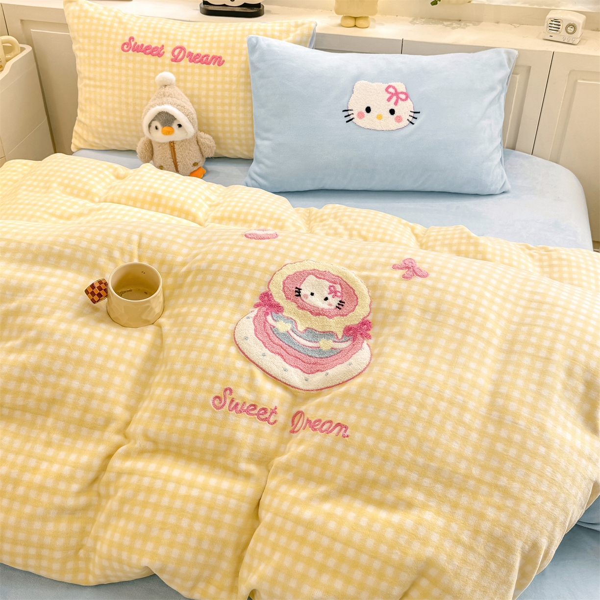 91家纺网 家纺一手货源 找家纺 灰鲸 2025新款牛奶绒毛巾绣苹果狗、蛋糕喵系列四件套 蛋糕喵-黄格+繁星蓝