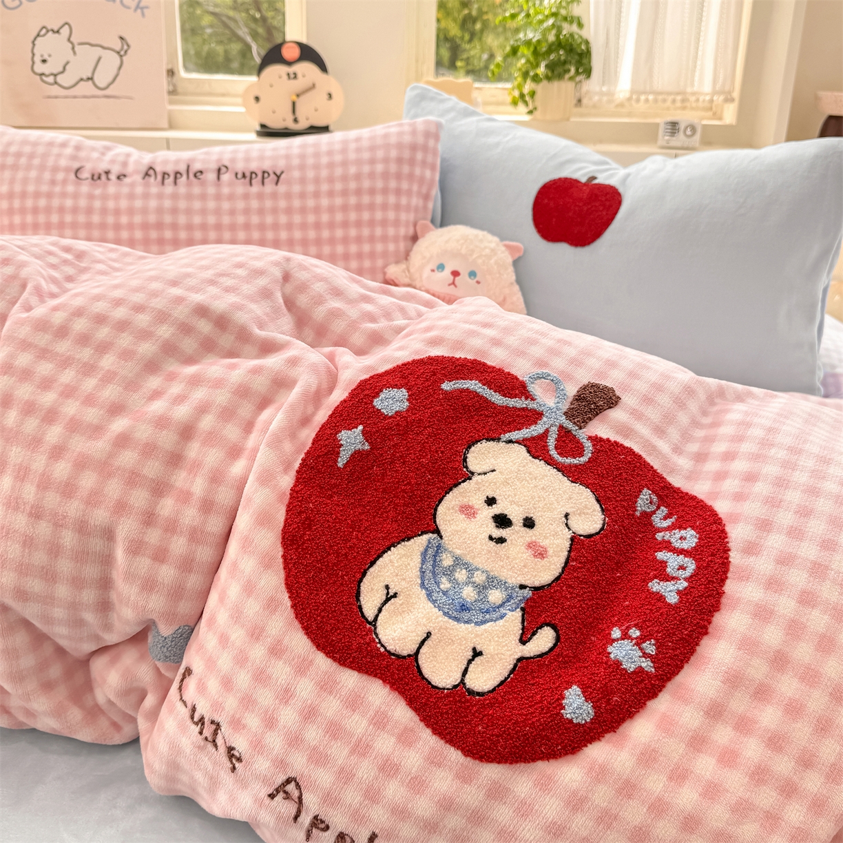 91家纺网 家纺一手货源 找家纺 灰鲸 2025新款牛奶绒毛巾绣苹果狗、蛋糕喵系列四件套 苹果狗-粉格+繁星蓝