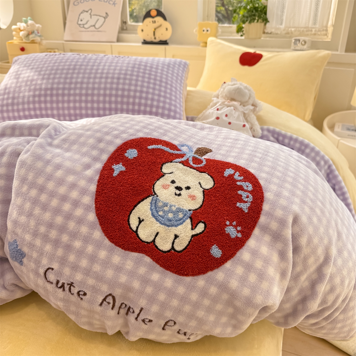 91家纺网 家纺一手货源 找家纺 灰鲸 2025新款牛奶绒毛巾绣苹果狗、蛋糕喵系列四件套 苹果狗-紫格+奶油黄