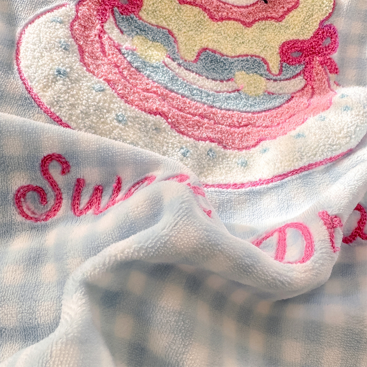 91家纺网 家纺一手货源 找家纺 灰鲸 2025新款牛奶绒毛巾绣苹果狗、蛋糕喵系列四件套 蛋糕喵-蓝格+可可粉