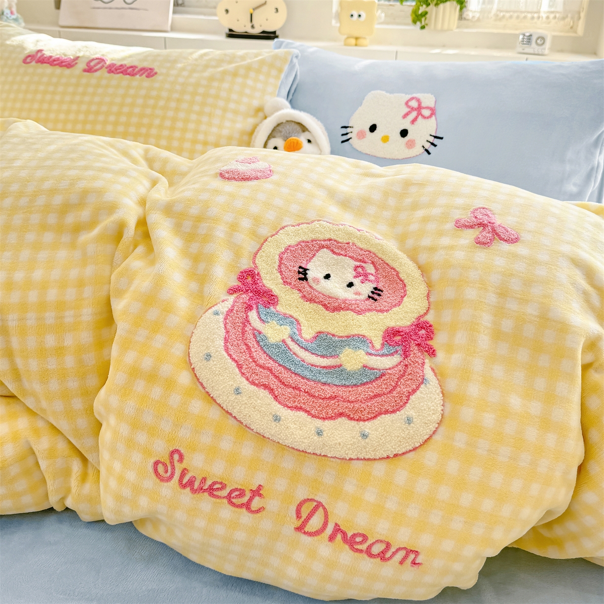 91家纺网 家纺一手货源 找家纺 灰鲸 2025新款牛奶绒毛巾绣苹果狗、蛋糕喵系列四件套 蛋糕喵-黄格+繁星蓝
