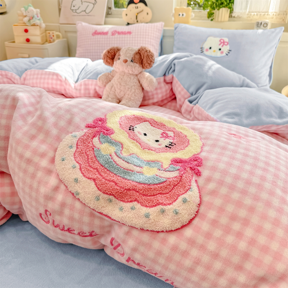 91家纺网 家纺一手货源 找家纺 灰鲸 2025新款牛奶绒毛巾绣苹果狗、蛋糕喵系列四件套 蛋糕喵-粉格+繁星蓝