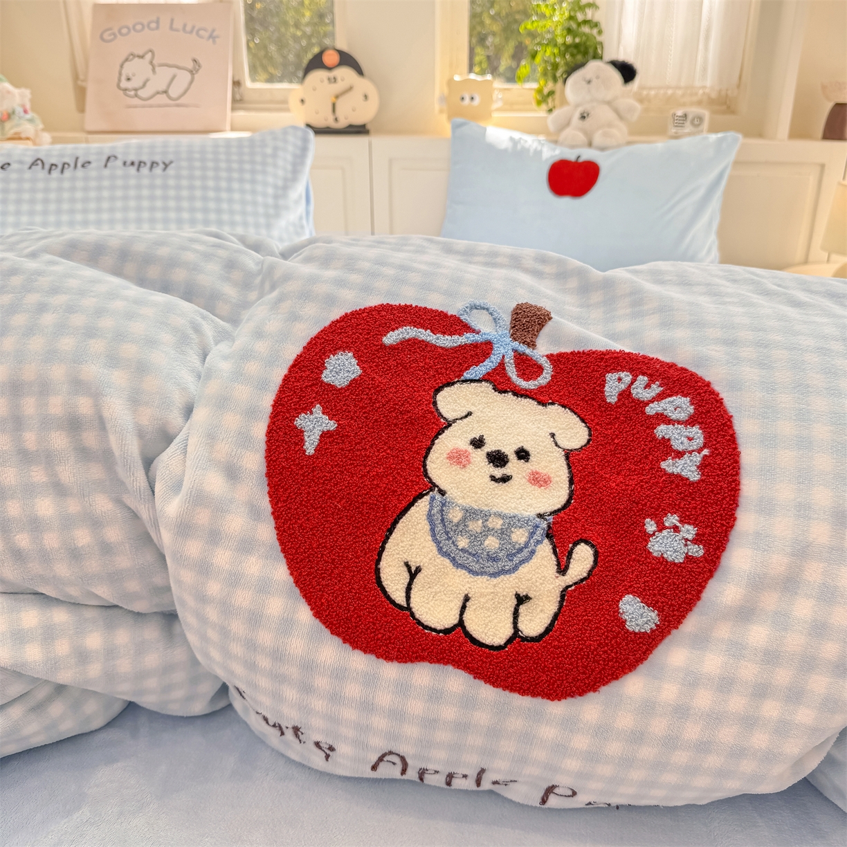 91家纺网 家纺一手货源 找家纺 灰鲸 2025新款牛奶绒毛巾绣苹果狗、蛋糕喵系列四件套 苹果狗-蓝格+繁星蓝