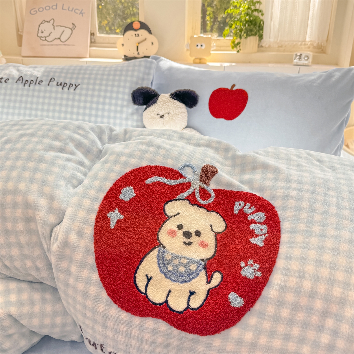 91家纺网 家纺一手货源 找家纺 灰鲸 2025新款牛奶绒毛巾绣苹果狗、蛋糕喵系列四件套 苹果狗-蓝格+繁星蓝