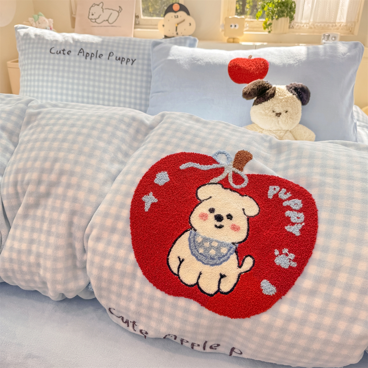 91家纺网 家纺一手货源 找家纺 灰鲸 2025新款牛奶绒毛巾绣苹果狗、蛋糕喵系列四件套 苹果狗-蓝格+繁星蓝