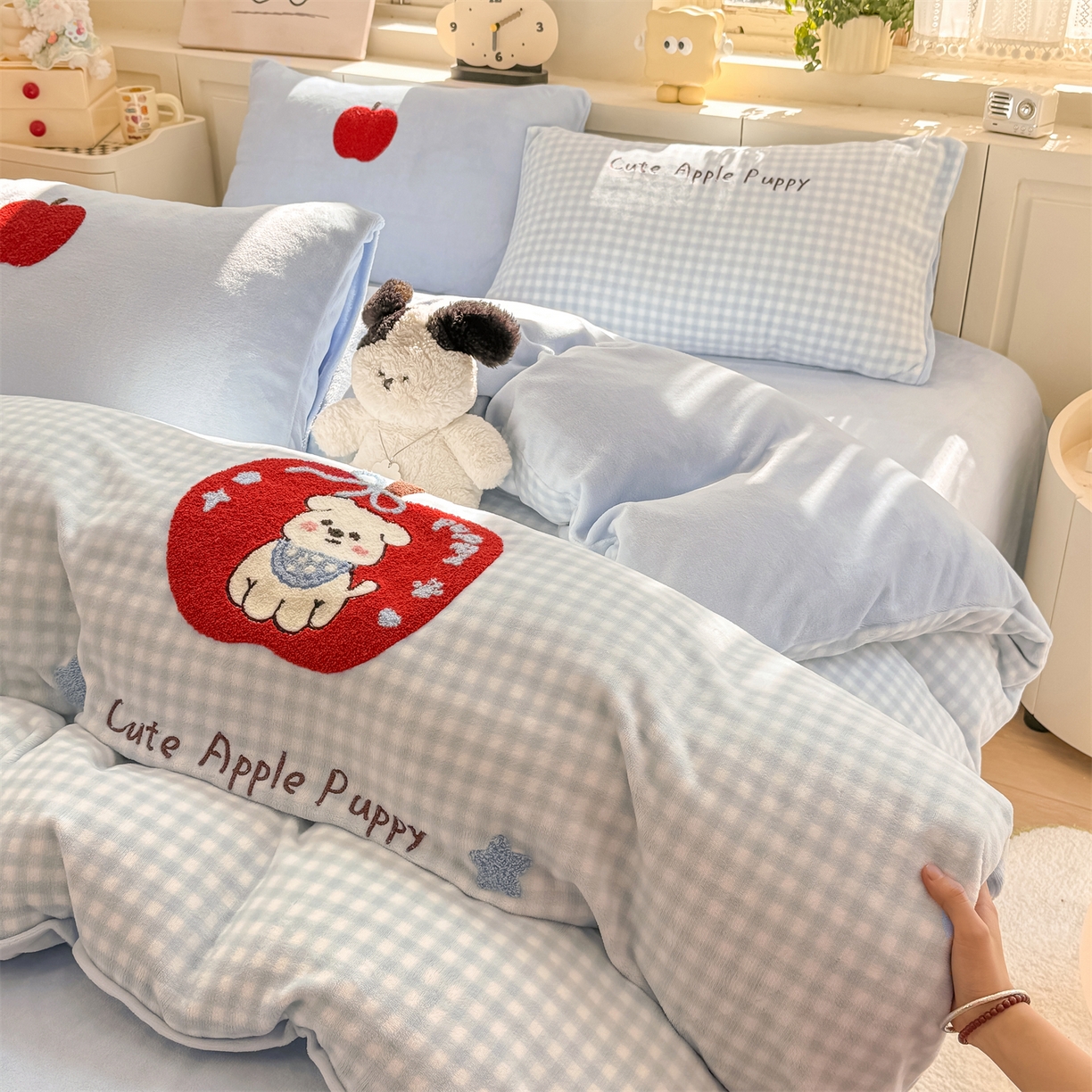 91家纺网 家纺一手货源 找家纺 灰鲸 2025新款牛奶绒毛巾绣苹果狗、蛋糕喵系列四件套 苹果狗-蓝格+繁星蓝