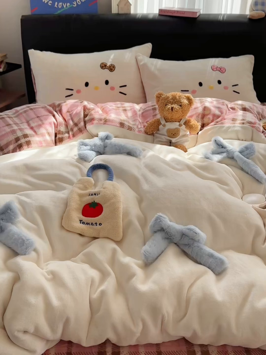 91家纺网 家纺一手货源 找家纺 顾里家纺 2025新款兔毛蝴蝶结喵酱牛奶绒四件套 蝴蝶结猫咪白