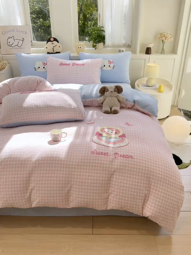 91家纺网 家纺一手货源 找家纺 灰鲸 2025新款牛奶绒毛巾绣苹果狗、蛋糕喵系列四件套 蛋糕喵-粉格+繁星蓝