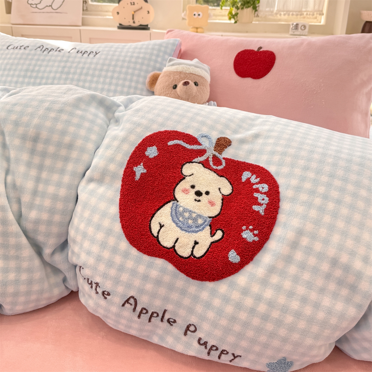 91家纺网 家纺一手货源 找家纺 灰鲸 2025新款牛奶绒毛巾绣苹果狗、蛋糕喵系列四件套 苹果狗-蓝格+可可粉