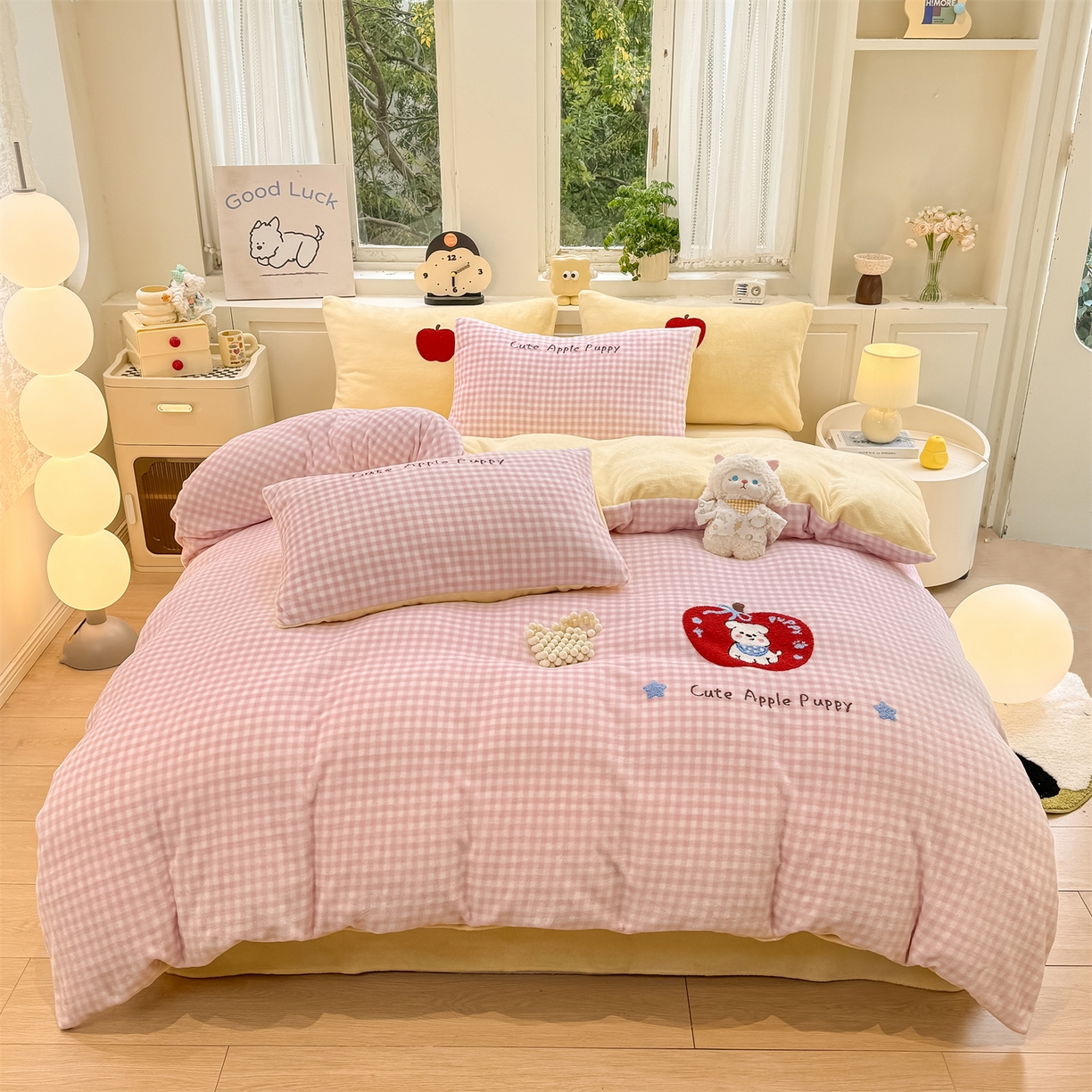 91家纺网 家纺一手货源 找家纺 灰鲸 2025新款牛奶绒毛巾绣苹果狗、蛋糕喵系列四件套 苹果狗-粉格+奶油黄