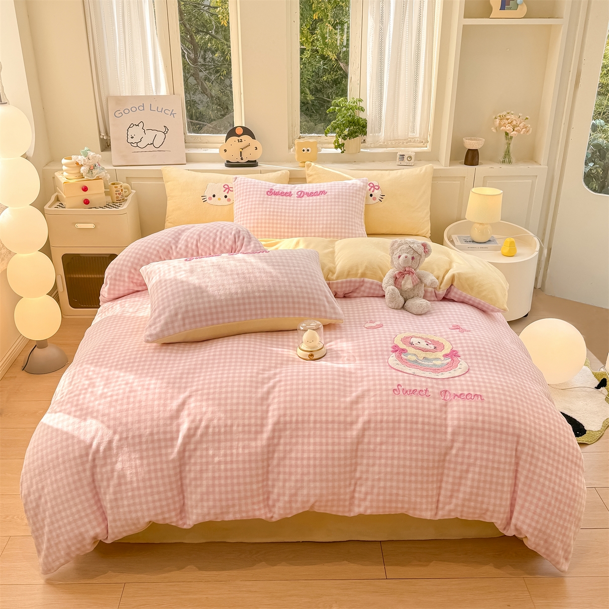 91家纺网 家纺一手货源 找家纺 灰鲸 2025新款牛奶绒毛巾绣苹果狗、蛋糕喵系列四件套 蛋糕喵-粉格+奶油黄