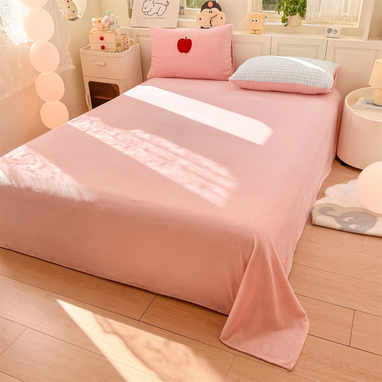 91家纺网 家纺一手货源 找家纺 灰鲸 2025新款牛奶绒毛巾绣苹果狗、蛋糕喵系列四件套 苹果狗-蓝格+可可粉