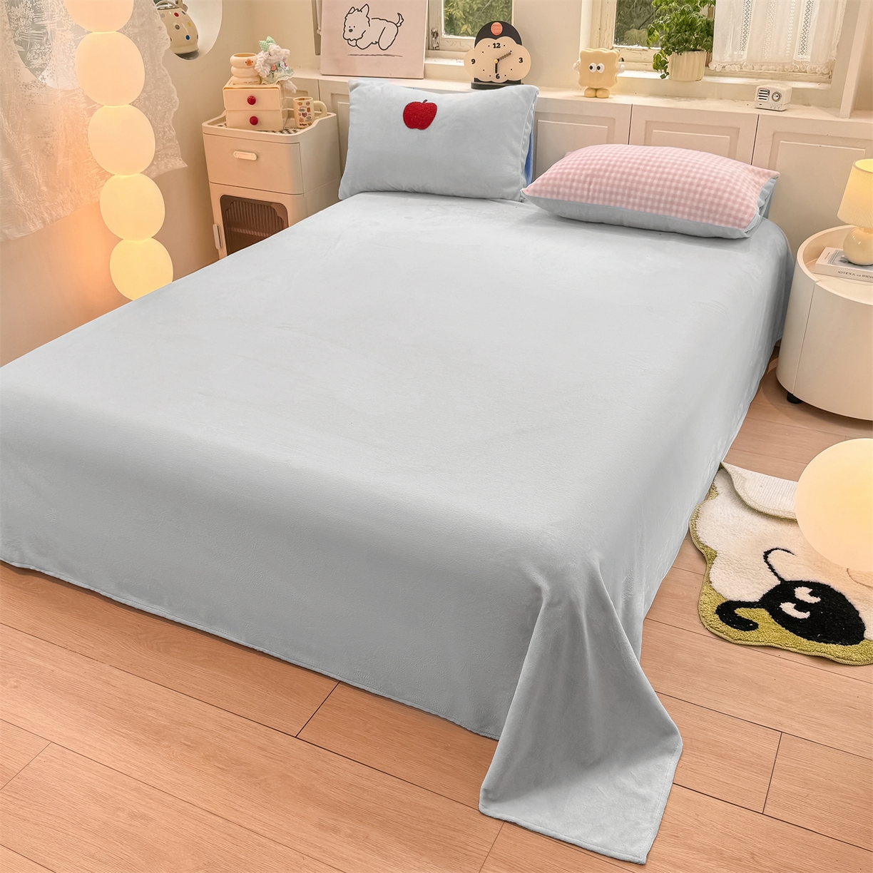 91家纺网 家纺一手货源 找家纺 灰鲸 2025新款牛奶绒毛巾绣苹果狗、蛋糕喵系列四件套 苹果狗-粉格+繁星蓝