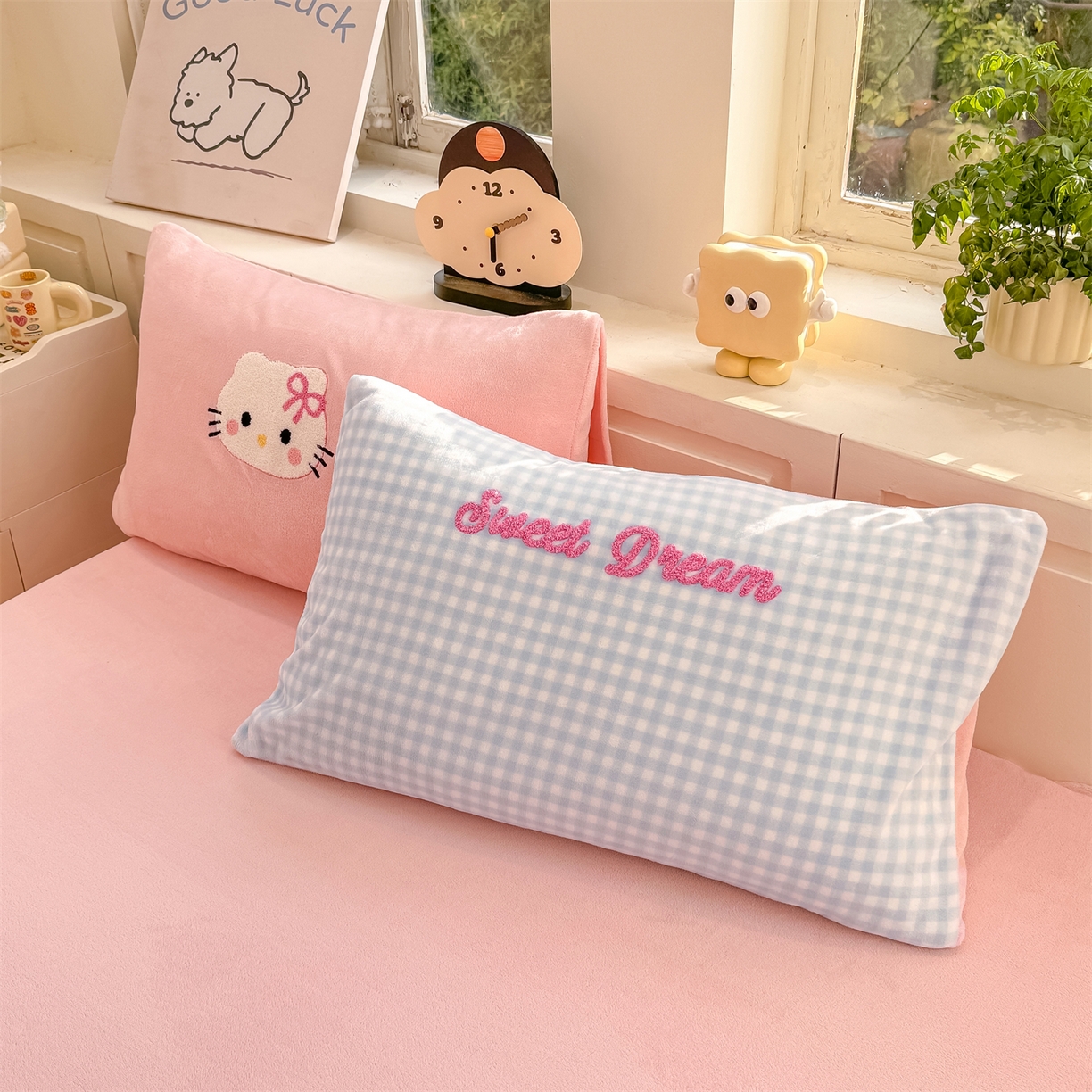 91家纺网 家纺一手货源 找家纺 灰鲸 2025新款牛奶绒毛巾绣苹果狗、蛋糕喵系列四件套 蛋糕喵-蓝格+可可粉