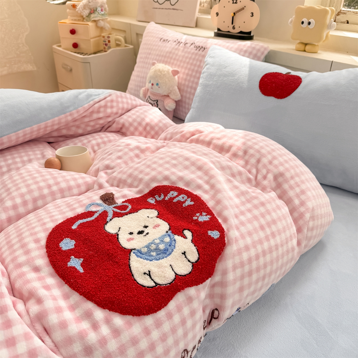 91家纺网 家纺一手货源 找家纺 灰鲸 2025新款牛奶绒毛巾绣苹果狗、蛋糕喵系列四件套 苹果狗-粉格+繁星蓝