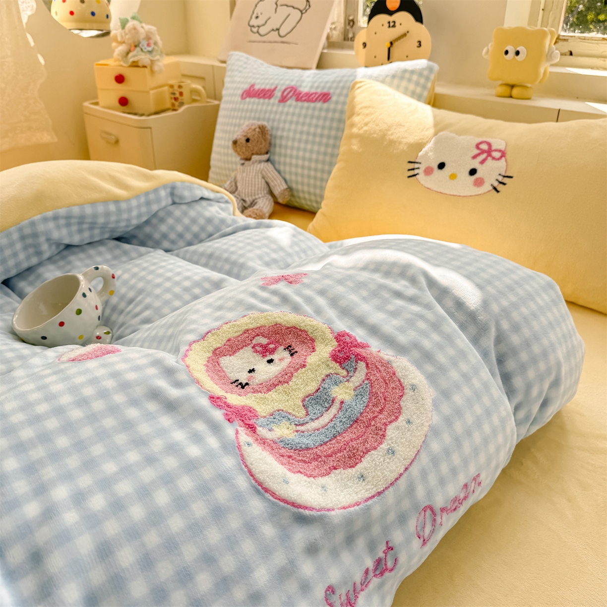 91家纺网 家纺一手货源 找家纺 灰鲸 2025新款牛奶绒毛巾绣苹果狗、蛋糕喵系列四件套 蛋糕喵-蓝格+奶油黄