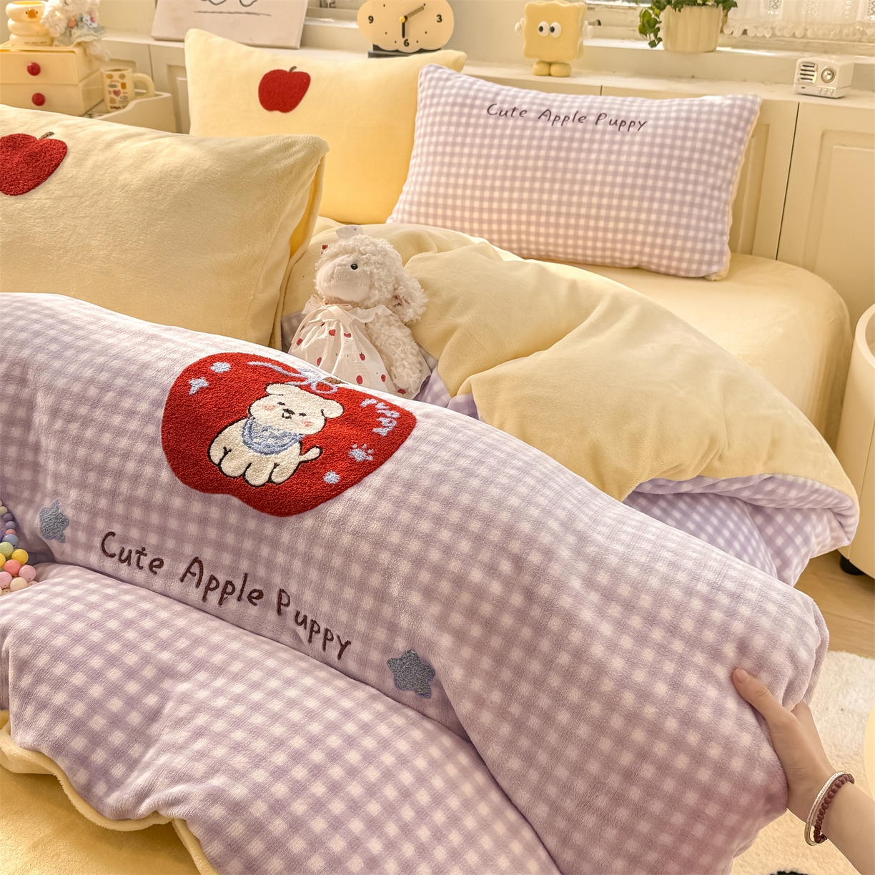 91家纺网 家纺一手货源 找家纺 灰鲸 2025新款牛奶绒毛巾绣苹果狗、蛋糕喵系列四件套 苹果狗-紫格+奶油黄