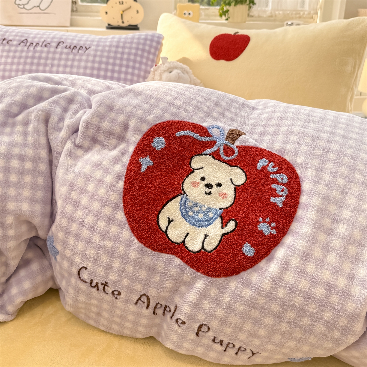 91家纺网 家纺一手货源 找家纺 灰鲸 2025新款牛奶绒毛巾绣苹果狗、蛋糕喵系列四件套 苹果狗-紫格+奶油黄