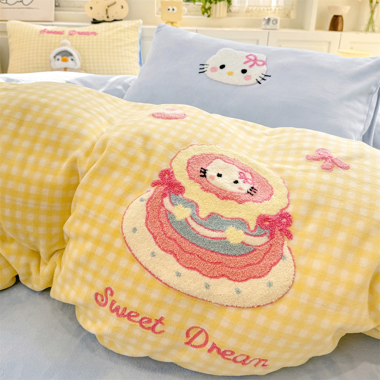 91家纺网 家纺一手货源 找家纺 （总）灰鲸 2025新款牛奶绒毛巾绣苹果狗、蛋糕喵系列四件套