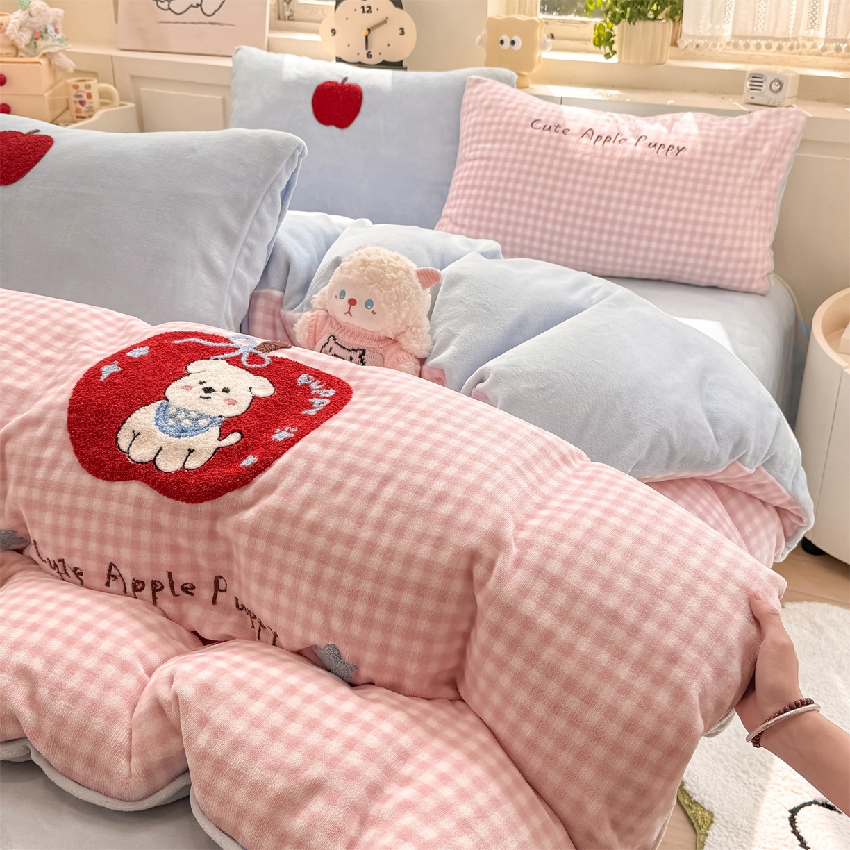 91家纺网 家纺一手货源 找家纺 灰鲸 2025新款牛奶绒毛巾绣苹果狗、蛋糕喵系列四件套 苹果狗-粉格+繁星蓝