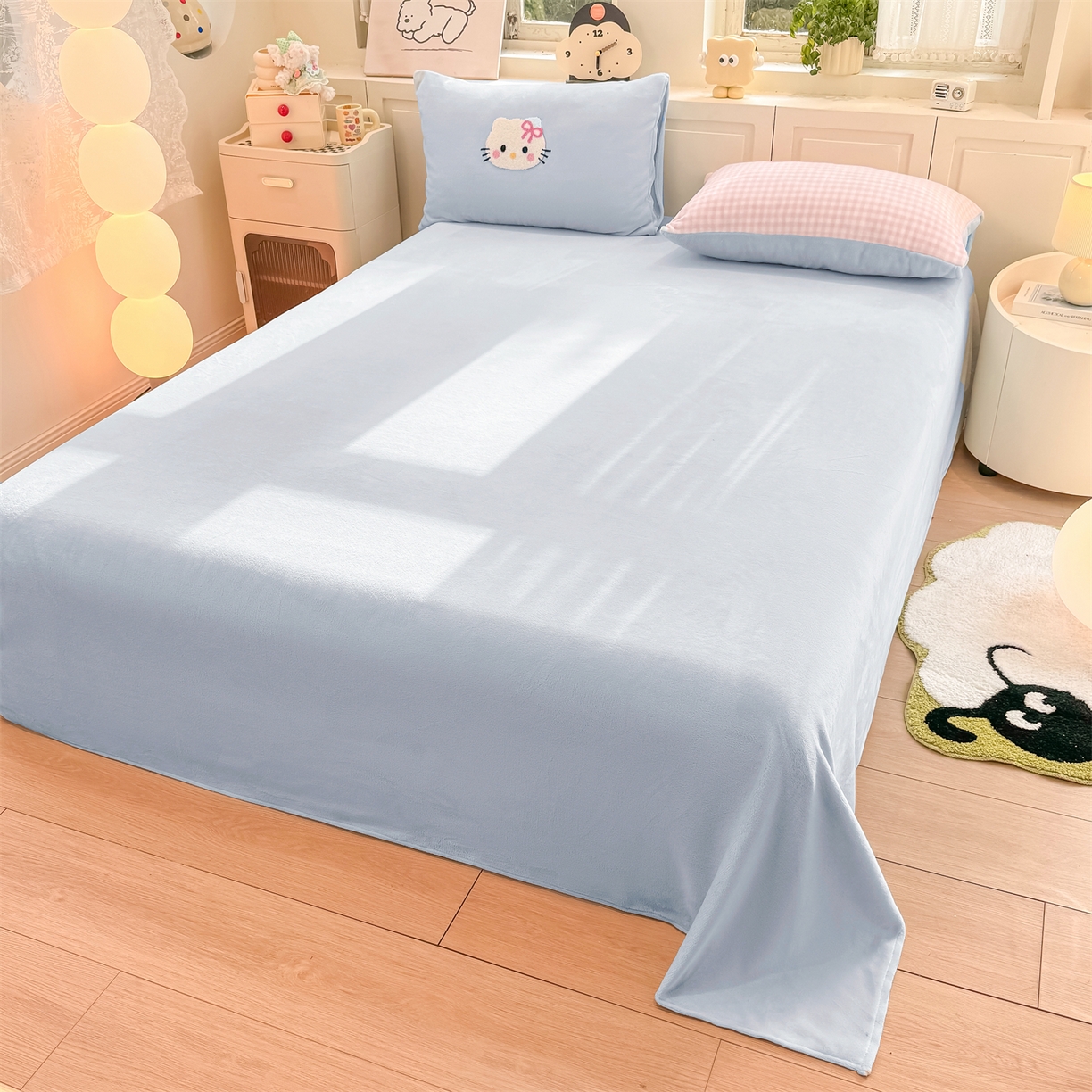 91家纺网 家纺一手货源 找家纺 灰鲸 2025新款牛奶绒毛巾绣苹果狗、蛋糕喵系列四件套 蛋糕喵-粉格+繁星蓝