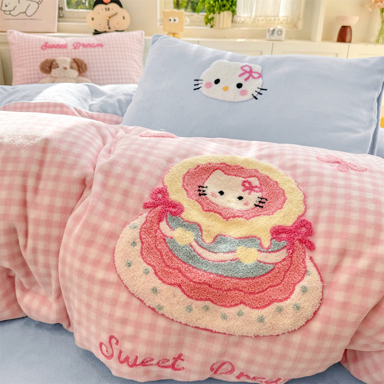 91家纺网 家纺一手货源 找家纺 （总）灰鲸 2025新款牛奶绒毛巾绣苹果狗、蛋糕喵系列四件套