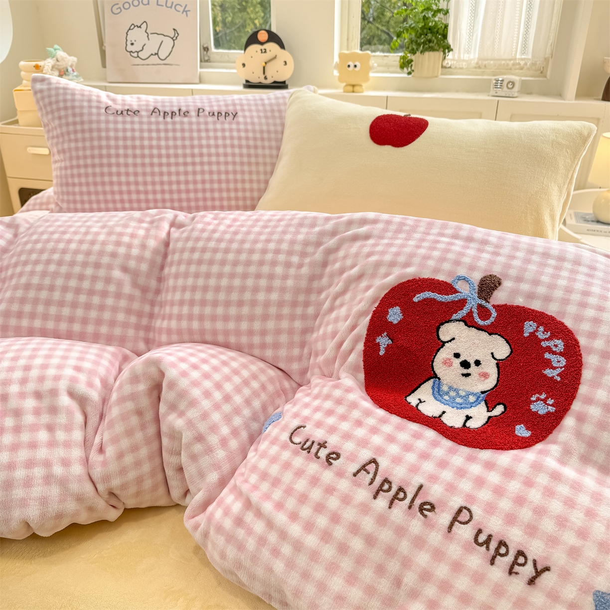 91家纺网 家纺一手货源 找家纺 灰鲸 2025新款牛奶绒毛巾绣苹果狗、蛋糕喵系列四件套 苹果狗-粉格+奶油黄