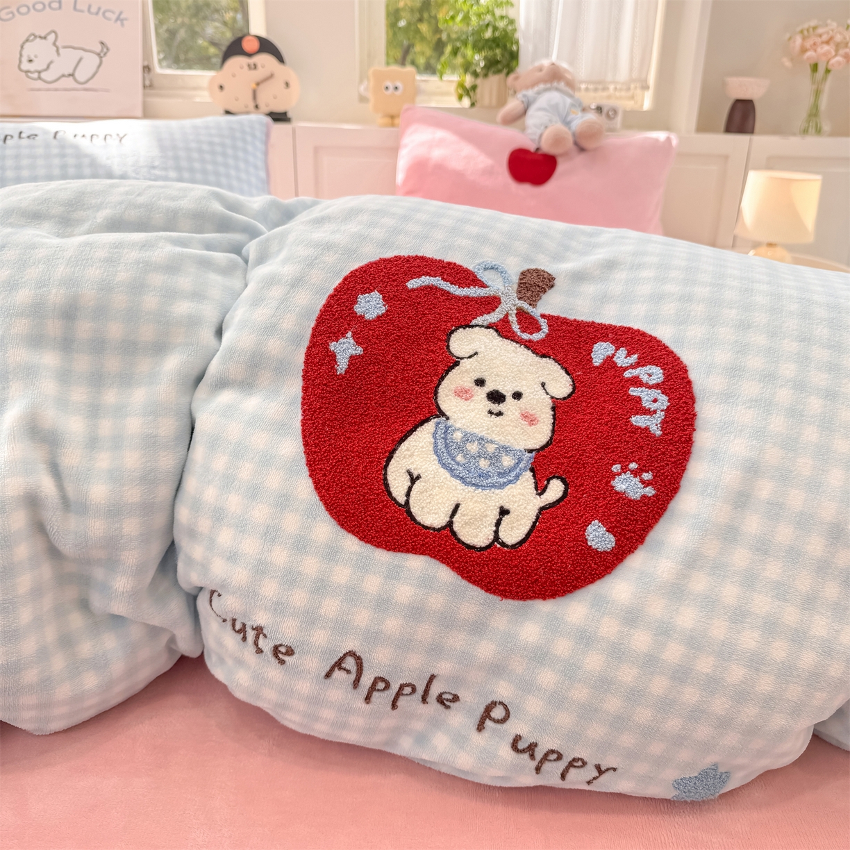 91家纺网 家纺一手货源 找家纺 灰鲸 2025新款牛奶绒毛巾绣苹果狗、蛋糕喵系列四件套 苹果狗-蓝格+可可粉