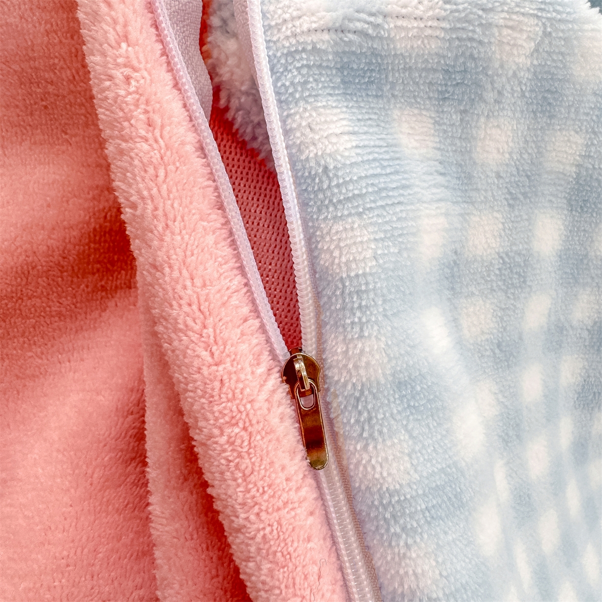 91家纺网 家纺一手货源 找家纺 灰鲸 2025新款牛奶绒毛巾绣苹果狗、蛋糕喵系列四件套 苹果狗-蓝格+可可粉