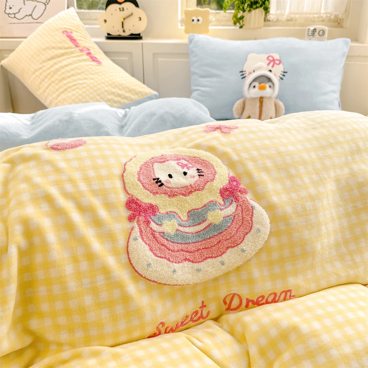 91家纺网 家纺一手货源 找家纺 灰鲸 2025新款牛奶绒毛巾绣苹果狗、蛋糕喵系列四件套 蛋糕喵-黄格+繁星蓝