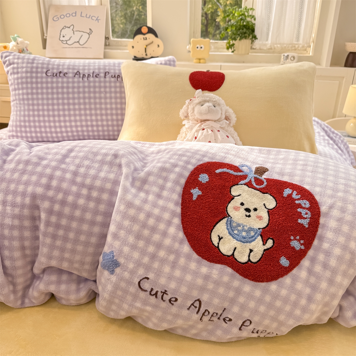 91家纺网 家纺一手货源 找家纺 灰鲸 2025新款牛奶绒毛巾绣苹果狗、蛋糕喵系列四件套 苹果狗-紫格+奶油黄