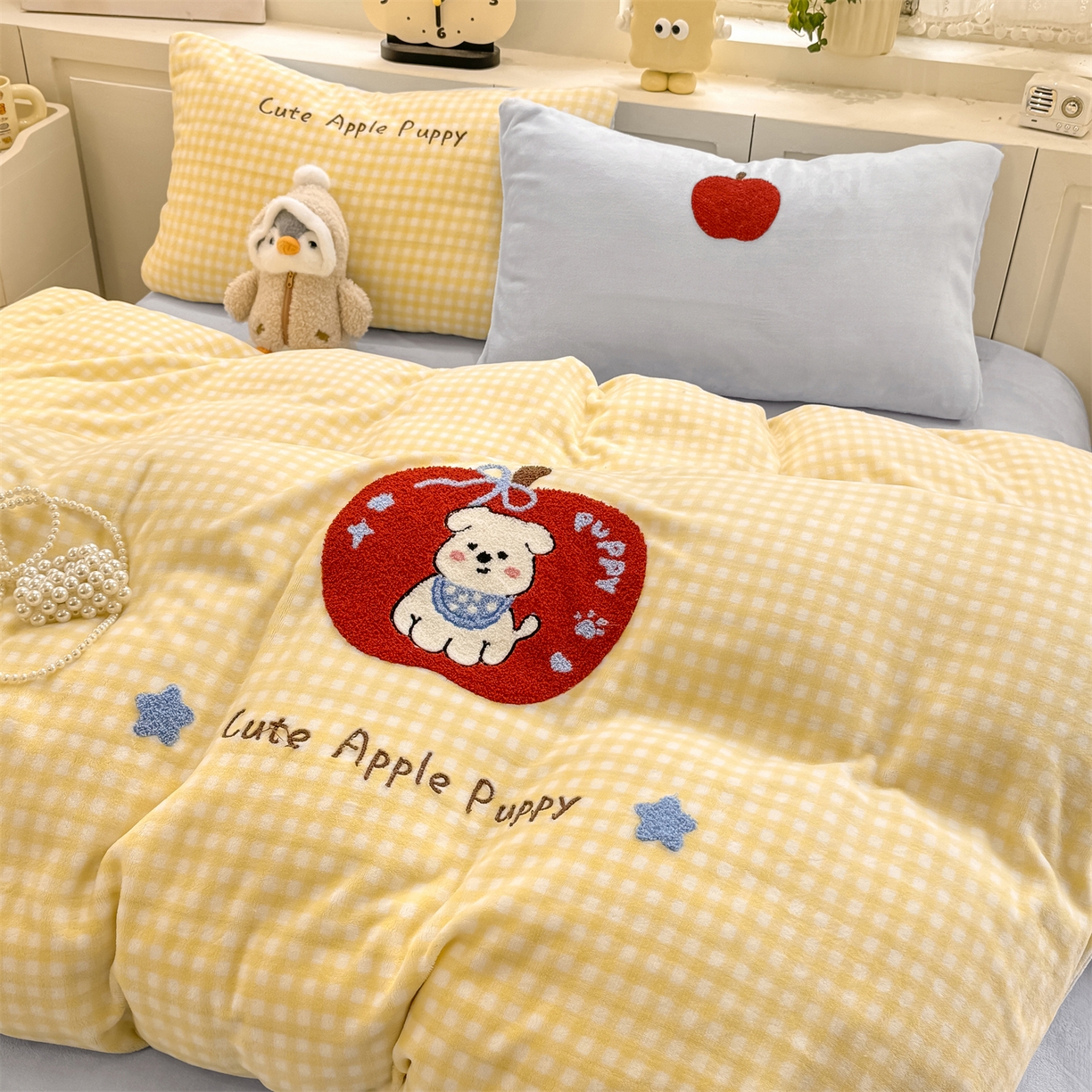 91家纺网 家纺一手货源 找家纺 灰鲸 2025新款牛奶绒毛巾绣苹果狗、蛋糕喵系列四件套 苹果狗-黄格+繁星蓝