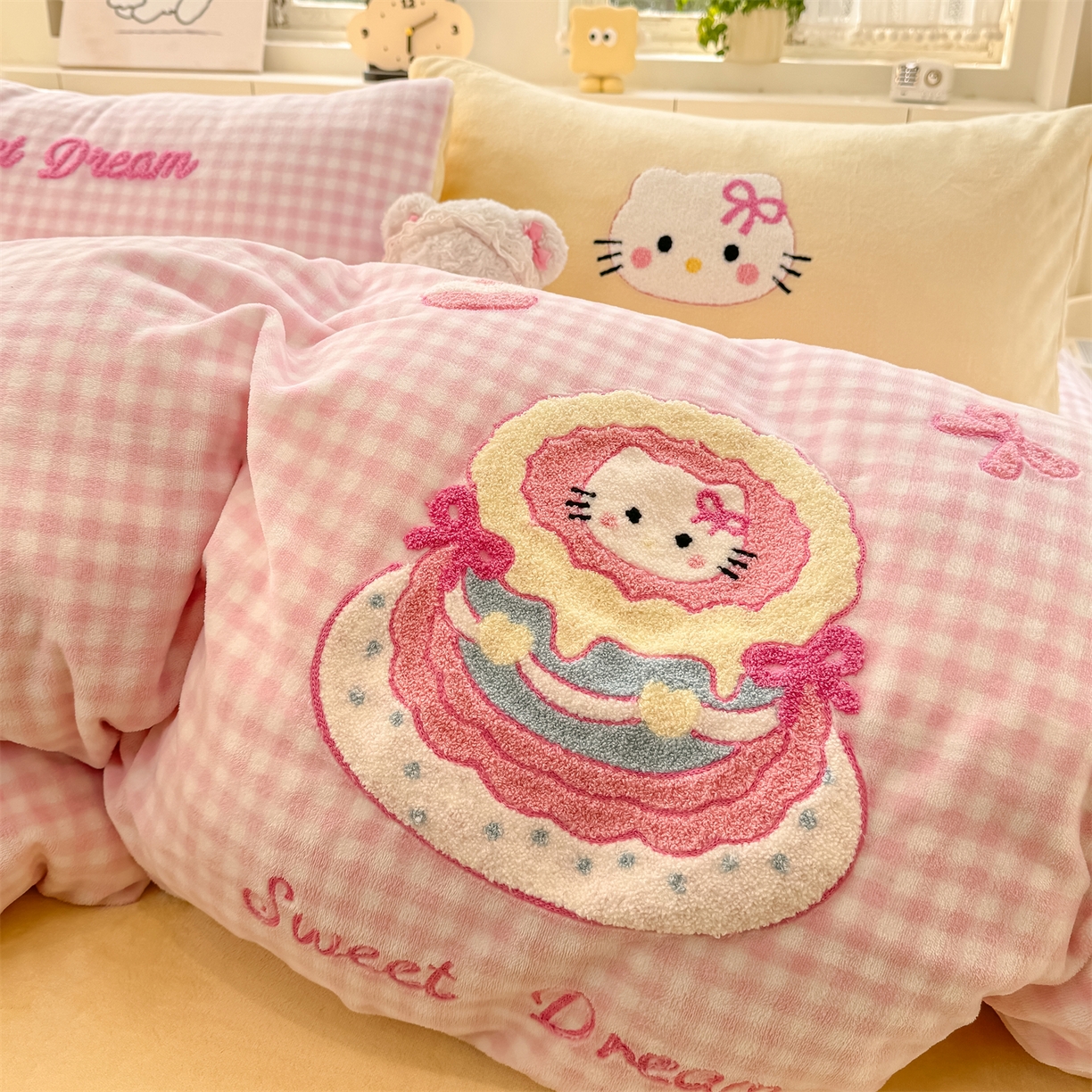 91家纺网 家纺一手货源 找家纺 灰鲸 2025新款牛奶绒毛巾绣苹果狗、蛋糕喵系列四件套 蛋糕喵-粉格+奶油黄