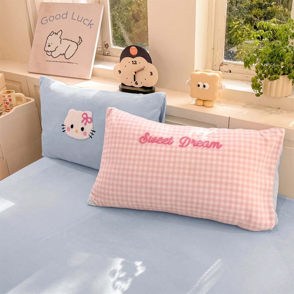 91家纺网 家纺一手货源 找家纺 灰鲸 2025新款牛奶绒毛巾绣苹果狗、蛋糕喵系列四件套 蛋糕喵-粉格+繁星蓝