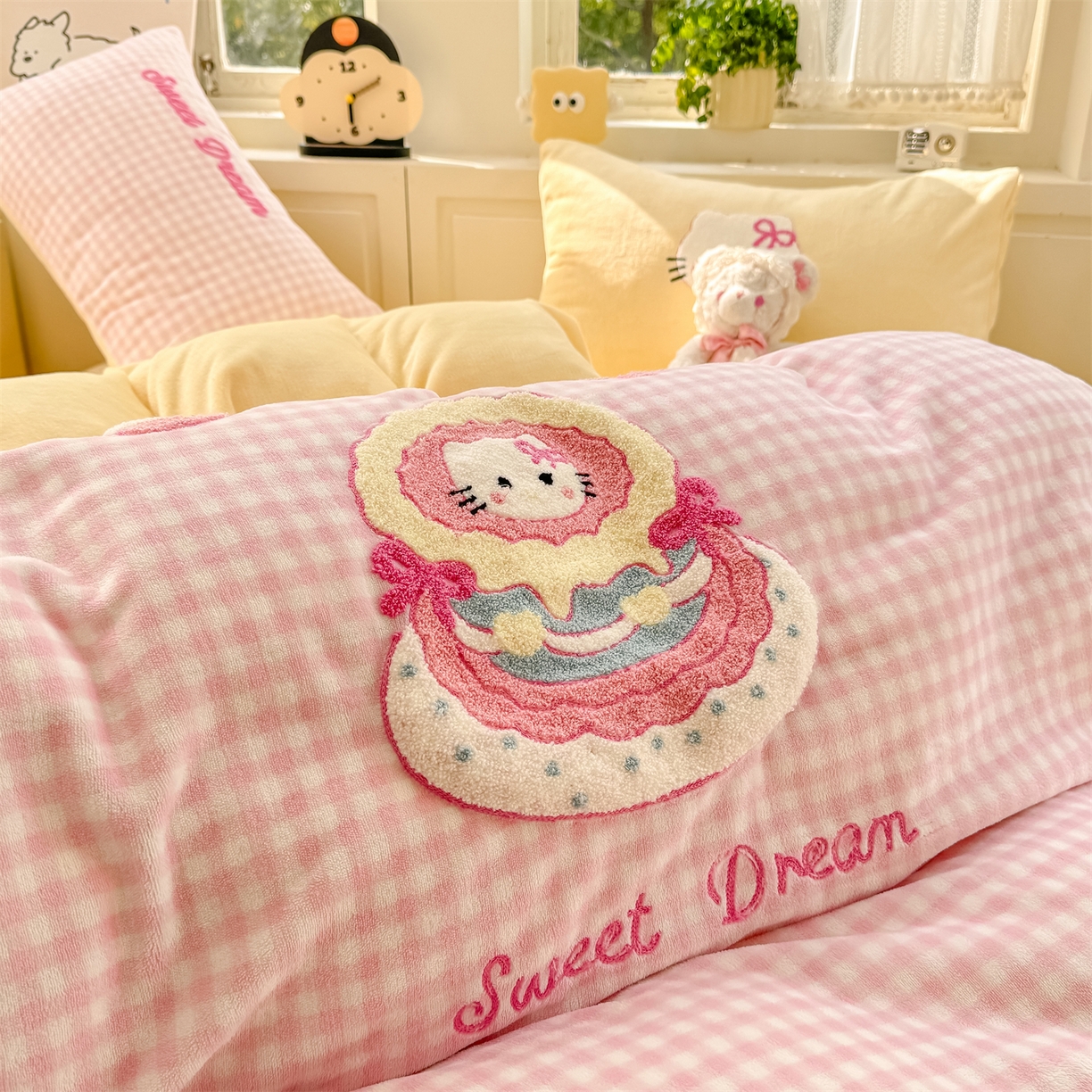 91家纺网 家纺一手货源 找家纺 灰鲸 2025新款牛奶绒毛巾绣苹果狗、蛋糕喵系列四件套 蛋糕喵-粉格+奶油黄