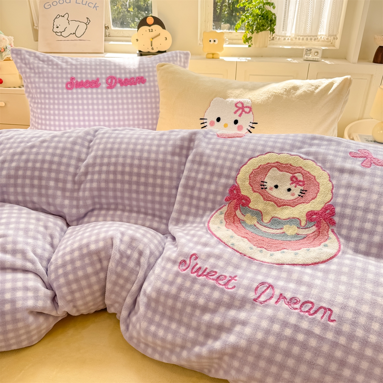 91家纺网 家纺一手货源 找家纺 灰鲸 2025新款牛奶绒毛巾绣苹果狗、蛋糕喵系列四件套 蛋糕喵-紫格+奶油黄