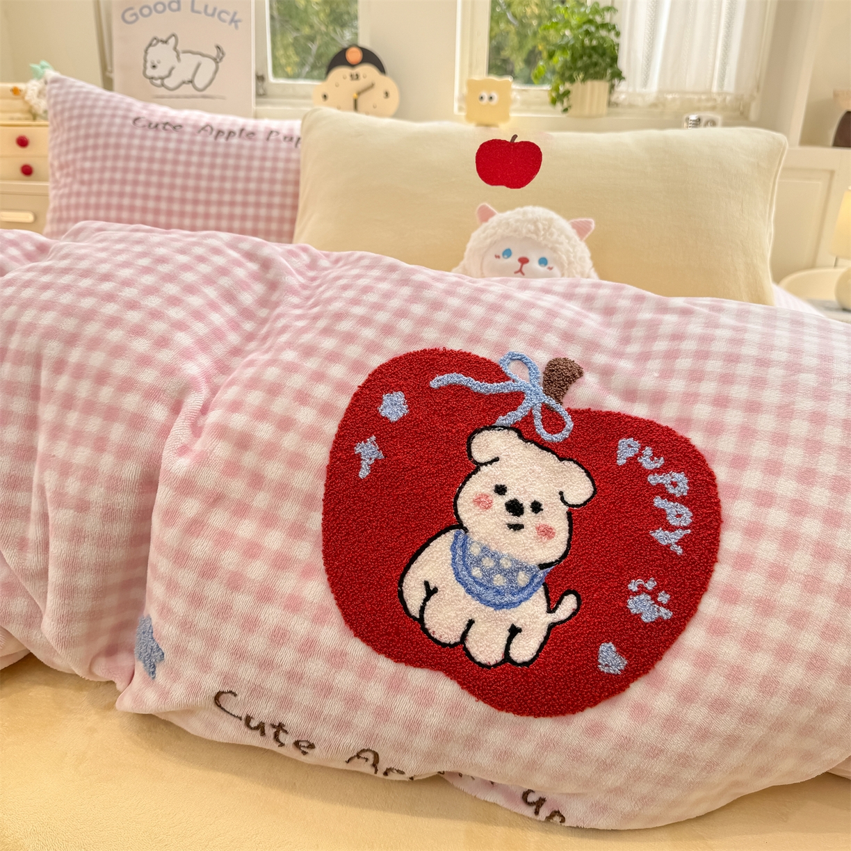 91家纺网 家纺一手货源 找家纺 灰鲸 2025新款牛奶绒毛巾绣苹果狗、蛋糕喵系列四件套 苹果狗-粉格+奶油黄