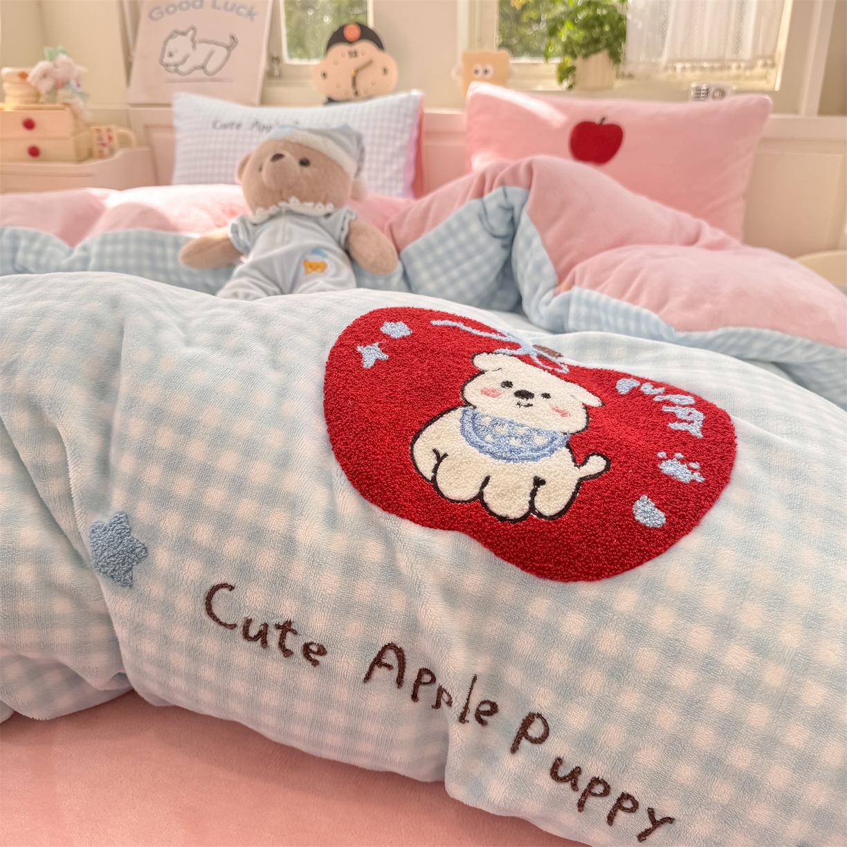 91家纺网 家纺一手货源 找家纺 灰鲸 2025新款牛奶绒毛巾绣苹果狗、蛋糕喵系列四件套 苹果狗-蓝格+可可粉