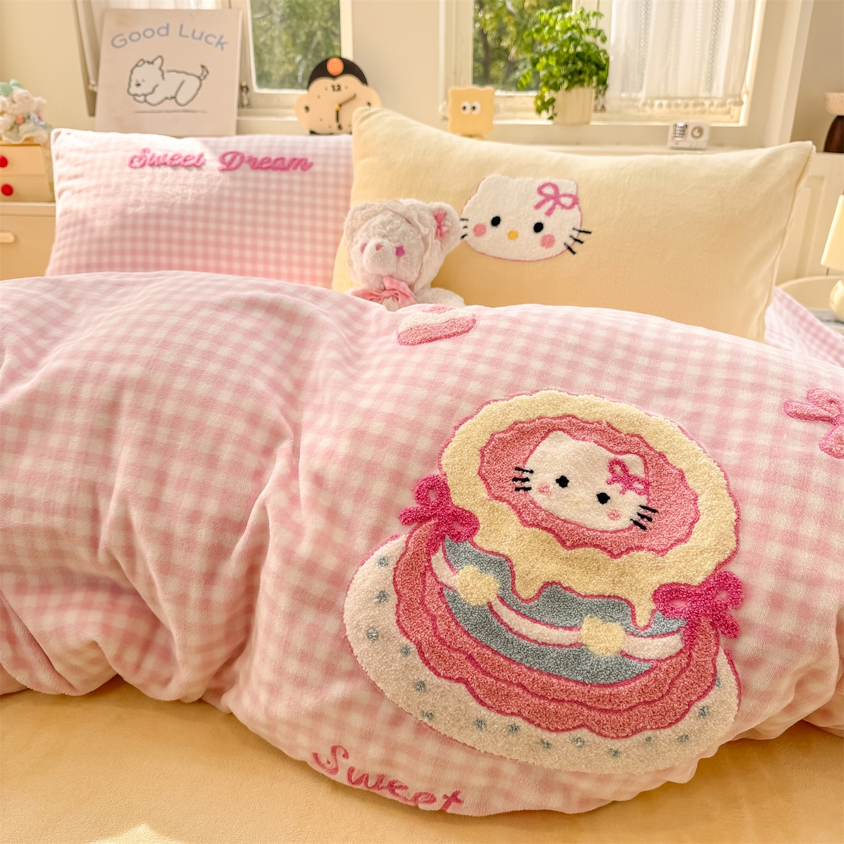 91家纺网 家纺一手货源 找家纺 灰鲸 2025新款牛奶绒毛巾绣苹果狗、蛋糕喵系列四件套 蛋糕喵-粉格+奶油黄