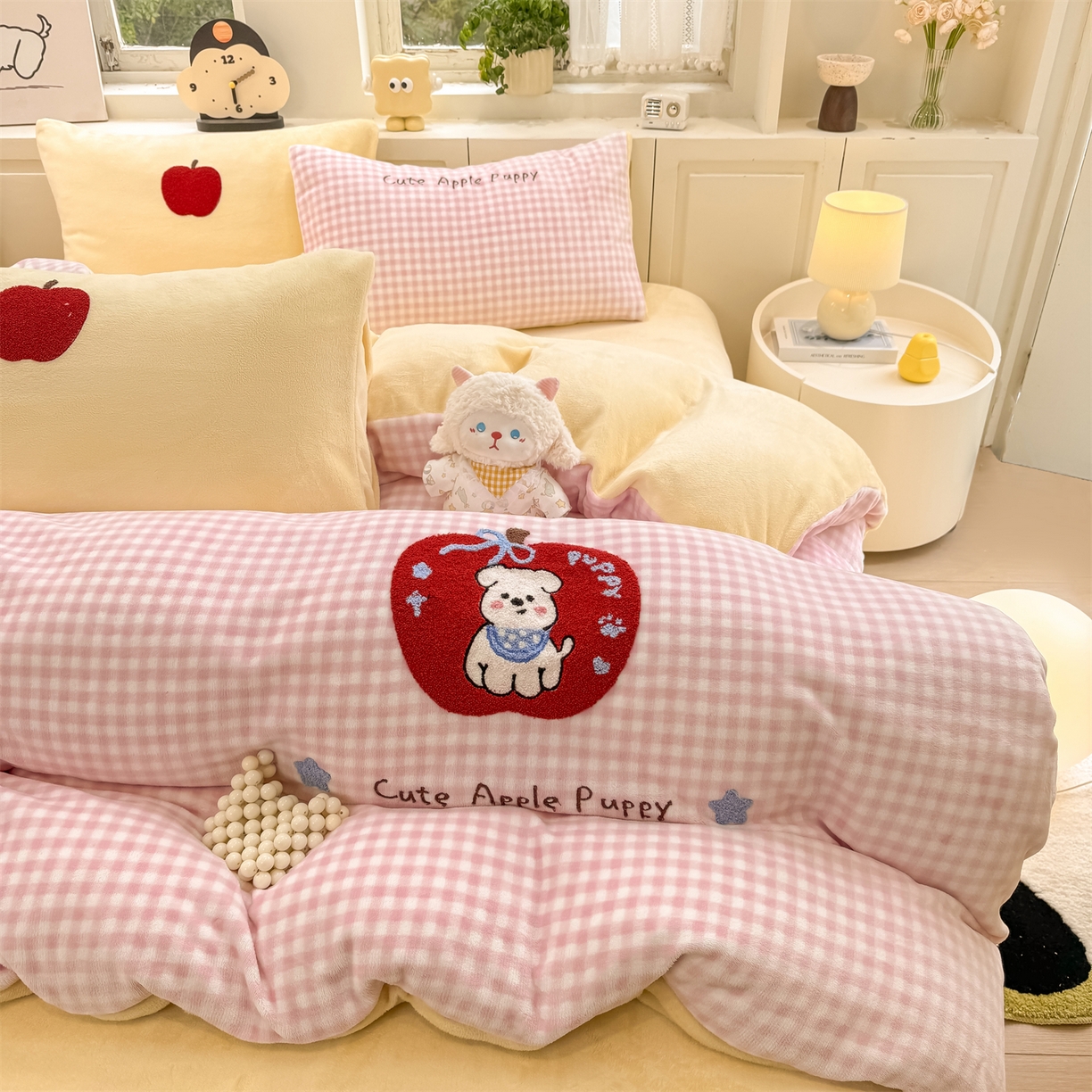 91家纺网 家纺一手货源 找家纺 灰鲸 2025新款牛奶绒毛巾绣苹果狗、蛋糕喵系列四件套 苹果狗-粉格+奶油黄