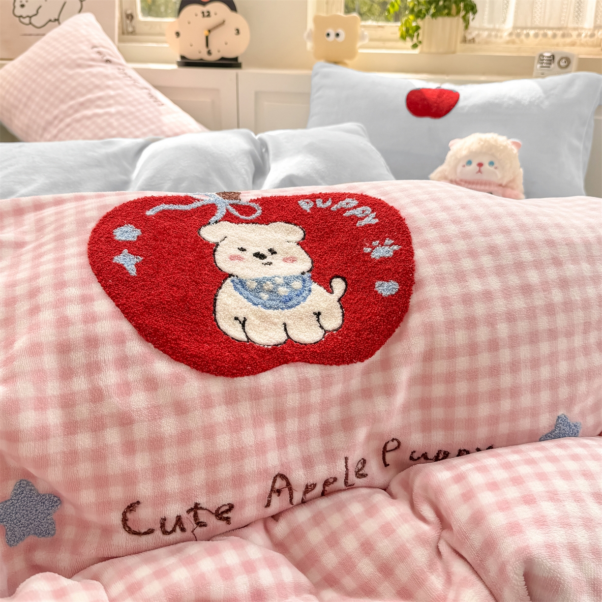 91家纺网 家纺一手货源 找家纺 灰鲸 2025新款牛奶绒毛巾绣苹果狗、蛋糕喵系列四件套 苹果狗-粉格+繁星蓝