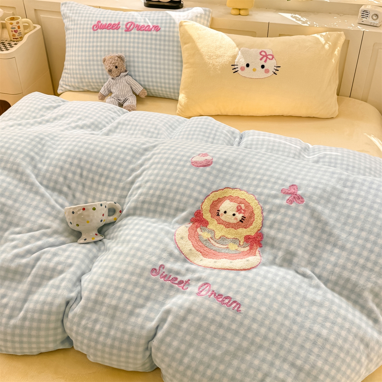 91家纺网 家纺一手货源 找家纺 灰鲸 2025新款牛奶绒毛巾绣苹果狗、蛋糕喵系列四件套 蛋糕喵-蓝格+奶油黄