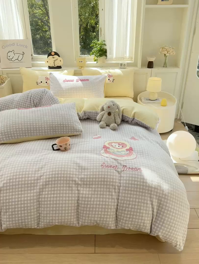 91家纺网 家纺一手货源 找家纺 灰鲸 2025新款牛奶绒毛巾绣苹果狗、蛋糕喵系列四件套 蛋糕喵-紫格+奶油黄