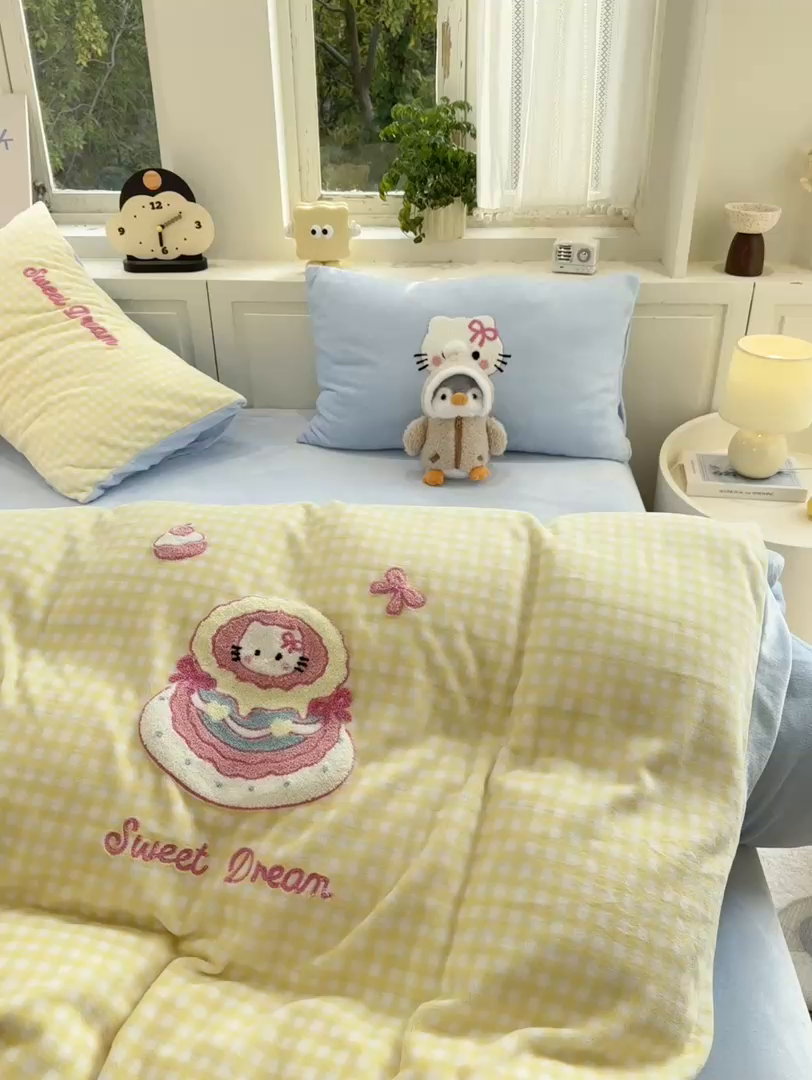 91家纺网 家纺一手货源 找家纺 灰鲸 2025新款牛奶绒毛巾绣苹果狗、蛋糕喵系列四件套 蛋糕喵-黄格+繁星蓝