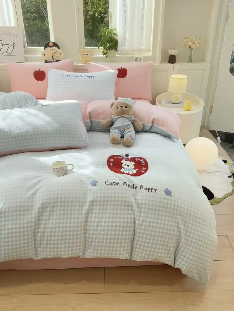 91家纺网 家纺一手货源 找家纺 灰鲸 2025新款牛奶绒毛巾绣苹果狗、蛋糕喵系列四件套 苹果狗-蓝格+可可粉