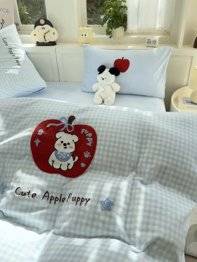 91家纺网 家纺一手货源 找家纺 灰鲸 2025新款牛奶绒毛巾绣苹果狗、蛋糕喵系列四件套 苹果狗-蓝格+繁星蓝