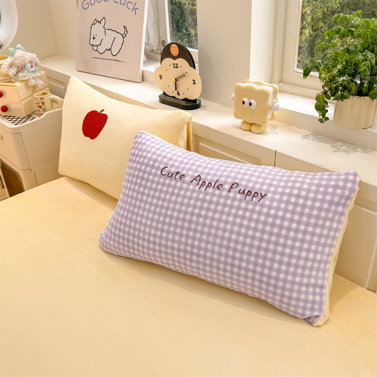 91家纺网 家纺一手货源 找家纺 灰鲸 2025新款牛奶绒毛巾绣苹果狗、蛋糕喵系列四件套 苹果狗-紫格+奶油黄