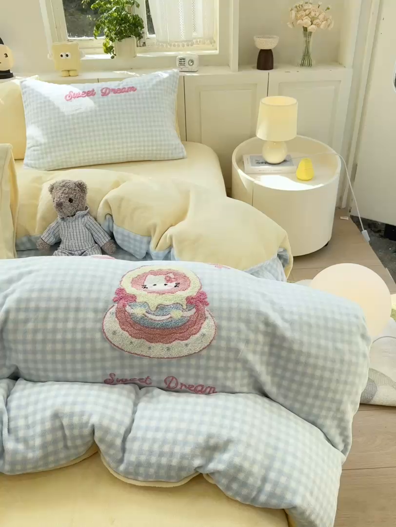 91家纺网 家纺一手货源 找家纺 灰鲸 2025新款牛奶绒毛巾绣苹果狗、蛋糕喵系列四件套 蛋糕喵-蓝格+奶油黄
